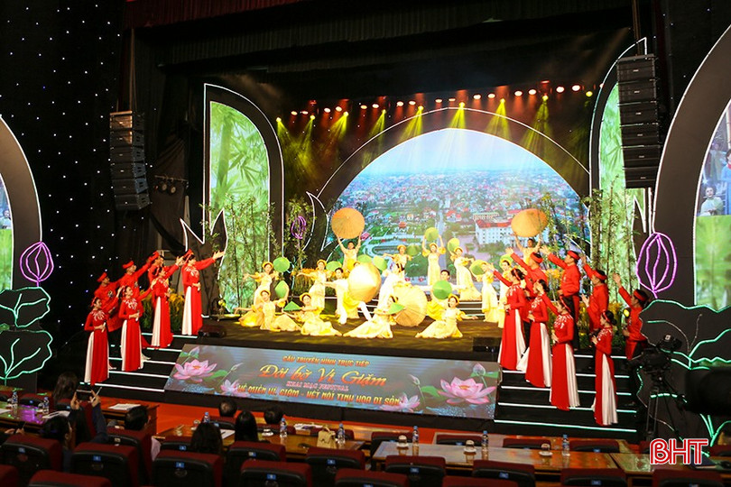 Tiết mục: Hà Tĩnh - Nghệ An nối mạch ngàn năm, do tập thể nghệ sỹ, diễn viên Nhà hát NTTT Hà Tĩnh và Trung tâm NTTT Nghệ An biểu diễn. bqbht_br_a1-1801.jpg