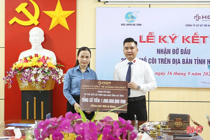 Ông Hoàng Nguyễn Trọng Dũng - Tổng Giám đốc Công ty CP Đầu tư và Thương mại Hoàng Gia Phát trao biểu trưng số tiền cam kết đỡ đầu 20 trẻ mồ côi cho Hội LHPN Hà Tĩnh. a5.jpg