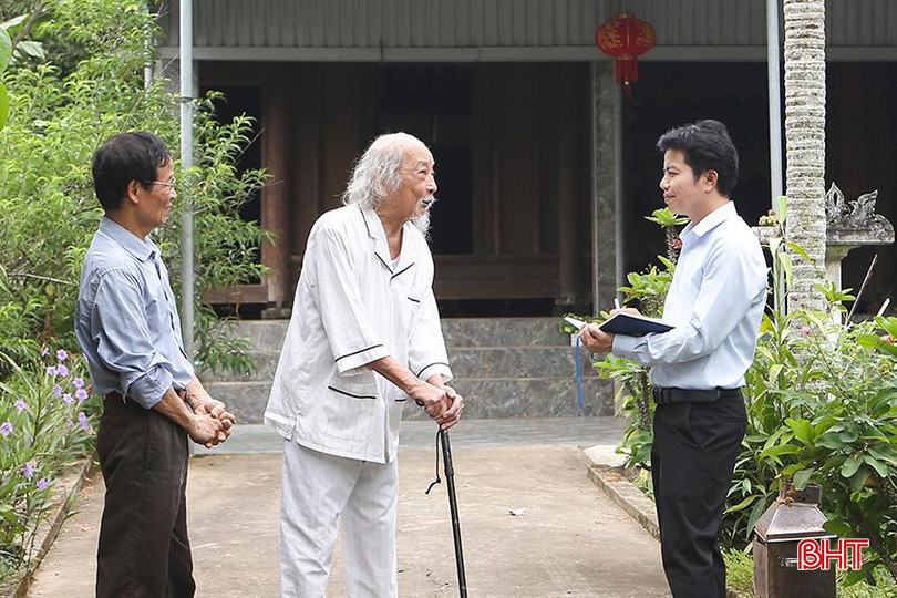 Thầy giáo Nguyễn Khắc Lanh (xã An Hòa Thịnh, ở giữa) trò chuyện với phóng viên về truyền thống hiếu học của dòng họ Nguyễn Khắc. a4.jpg