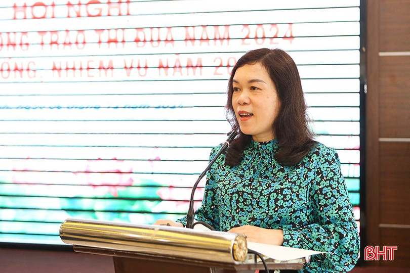 Bà Quách Thị Cường - Phó Giám đốc Sở Văn hóa và Thể thao Nghệ An chia sẻ kinh nghiệm ứng dụng chuyển đổi số tạo hiệu quả trong công tác thư viện và bảo tồn phát huy di sản văn hóa tại địa phương. bqbht_br_a5.jpg