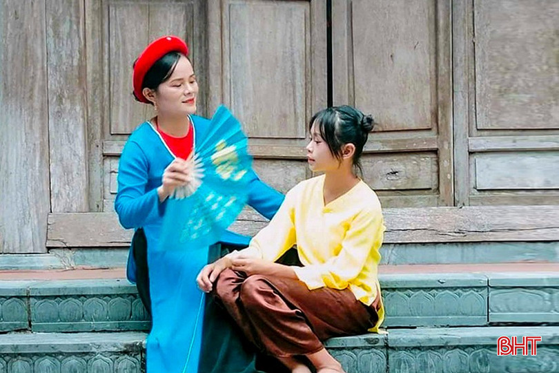 Nghệ nhân Hà Thị Thành và cháu Nguyễn Gia Hân (SN 2011) thuộc Câu lạc bộ dân ca ví, giặm Tùng Lộc (Can Lộc) biểu diễn tiết mục "Thập ân phụ mẫu". a7.jpg