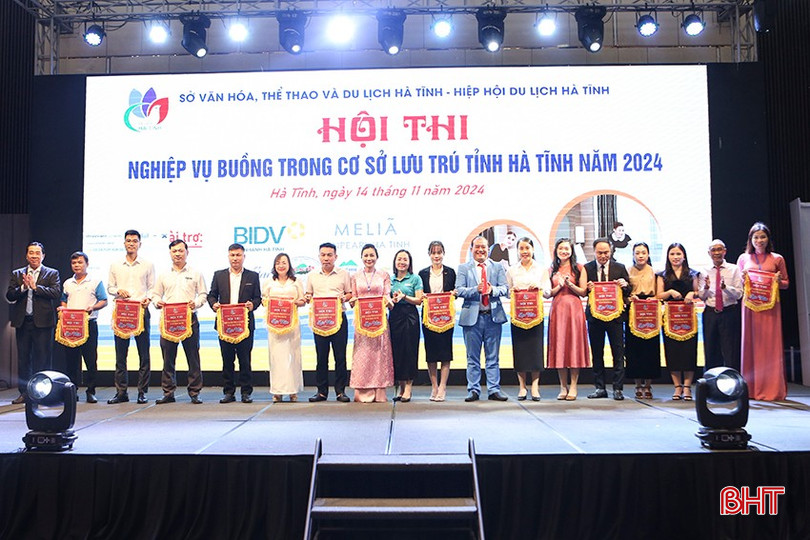 Ban tổ chức tặng cờ lưu niệm cho đại diện các đơn vị tham gia hội thi. bqbht_br_b7.jpg