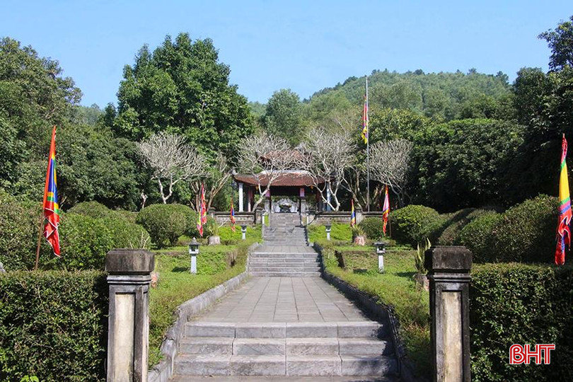 Lối vào khu mộ Đại danh y Lê Hữu Trác nằm dưới núi Minh Tự (xã Sơn Trung, Hương Sơn). a6.jpg