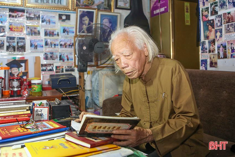 CLB dân ca ví, giặm là môi trường để nhiều nghệ nhân "gạo cội" trao truyền di sản ông cha cho thế hệ trẻ. Trong ảnh: Nghệ nhân Nhân dân Trần Khánh Cẩm - Chủ nhiệm CLB Dân ca ví, giặm xã Kỳ Bắc (huyện Kỳ Anh). b6.jpg