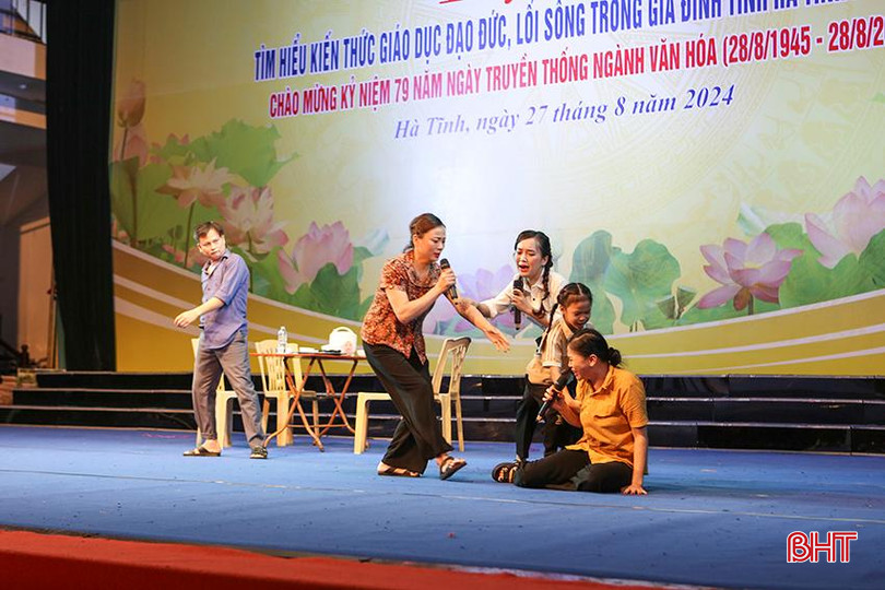 Tiểu phẩm "Trượt dốc" chủ đề phòng chống bạo lực gia đình đến từ đội Nghi Xuân tại hội thi "Tìm hiểu kiến thức giáo dục đạo đức, lối sống trong gia đình tỉnh Hà Tĩnh năm 2024". a5.jpg
