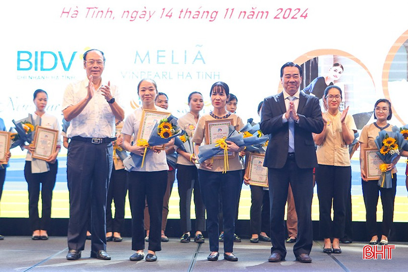 Đại diện ban tổ chức hội thi trao giải nhì cho các thí sinh. bqbht_br_b6.jpg