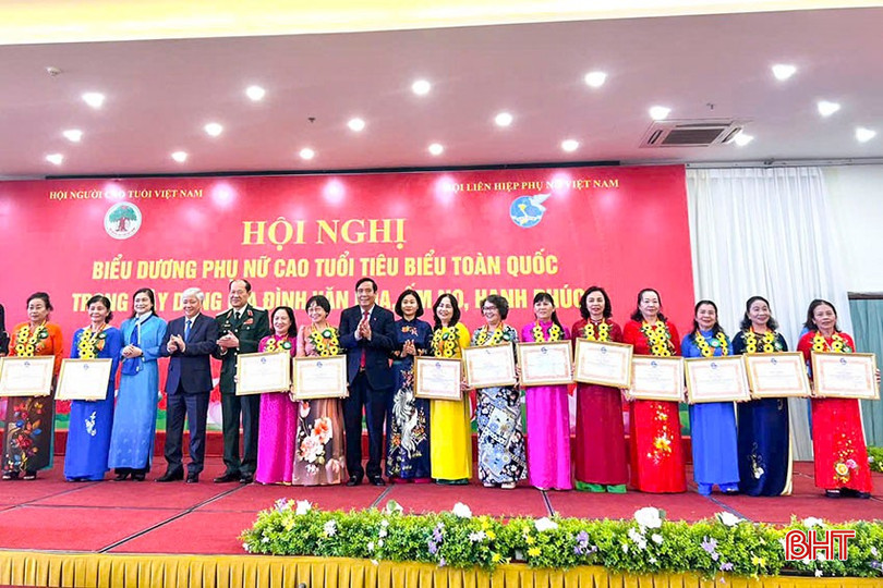 Lãnh đạo Trung ương và Ban tổ chức trao bằng khen vinh danh các điển hình tiên tiến phụ nữ cao tuổi. bqbht_br_a1.jpg