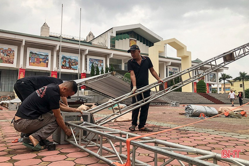 Công nhân Công ty CP MAIAMI (Hà Nội) tiến hành lắp đặt hệ thống các gian hàng triển lãm di sản và các sản phẩm du lịch trong khuôn khổ festival, chiều 19/11/2024. bqbht_br_a2-8446.jpg
