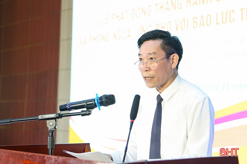 Ông Mai Lê Thuộc - Phó Giám đốc Sở LĐ-TB&XH (cơ quan Thường trực Ban Vì sự tiến bộ của phụ nữ tỉnh - UBND tỉnh) phát động Tháng Hành động vì bình đẳng giới và ngăn ngừa, ứng phó với bạo lực trên cơ sở giới năm 2024. bqbht_br_a2.jpg