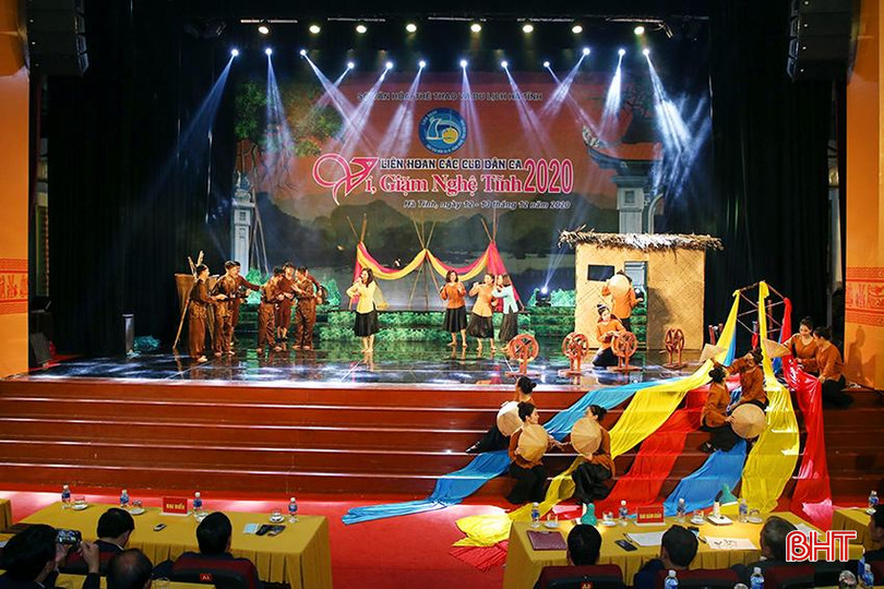 Tiết mục "Trai phường nhủi gặp gái Đồng Môn" do CLB Dân ca ví, giặm phường Tân Giang (CLB đầu tiên của TP Hà Tĩnh) biểu diễn tại Liên hoan các CLB dân ca ví, giặm toàn tỉnh năm 2020. b2.jpg