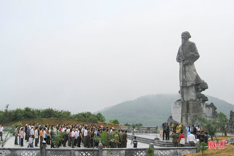 Triển lãm còn giới thiệu hình ảnh về những ngày đầu xây dựng tôn tạo khu di tích Hải Thượng Lãn Ông Lê Hữu Trác tại Hương Sơn. bqbht_br_a7.jpg