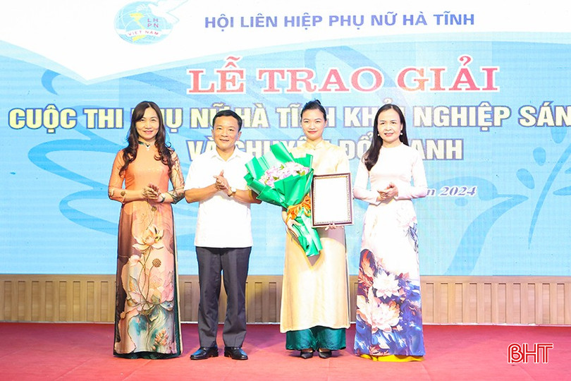 Lãnh đạo tỉnh và Ban tổ chức Cuộc thi "Phụ nữ khởi nghiệp sáng tạo và chuyển đổi xanh" Hà Tĩnh trao giải nhất cho thí sinh Nguyễn Thị Huyền Trang (TP Hà Tĩnh). a7-516.jpg