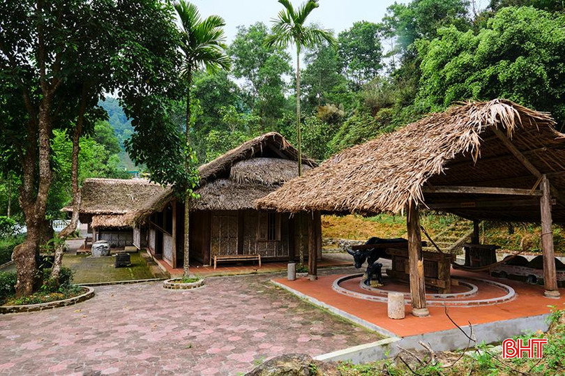 Không gian được xây dựng làm nơi trưng bày, giới thiệu hình ảnh về Hải Thượng Lãn Ông Lê Hữu Trác và các giá trị di sản của Đại danh y để lại, quảng bá giới thiệu văn hóa, con người Hương Sơn tại KDL sinh thái Hải Thượng. a2.jpg