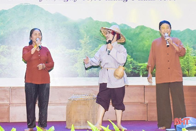 Nghệ nhân Nhân dân Vũ Thị Thanh Minh (ở giữa) phục dựng lại vở ca kịch ngắn "Không phải tôi" tại Liên hoan Dân ca ví, giặm huyện Cẩm Xuyên năm 2022. a2.jpg