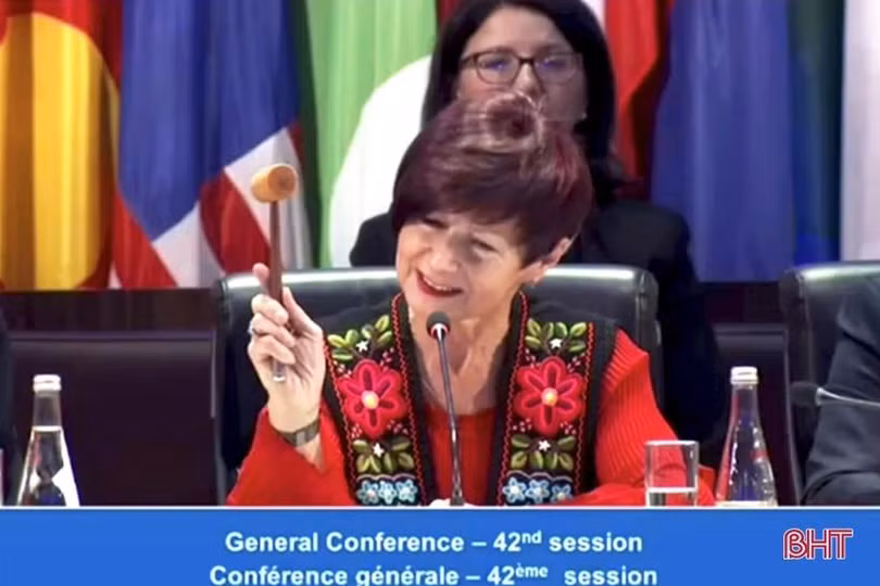 Bà Simona-Mirela Miculescu, Chủ tịch Đại hội đồng UNESCO 42 gõ búa thông qua nghị quyết với bản danh sách gồm 53 danh nhân văn hóa (trong đó có Hải Thượng Lãn Ông Lê Hữu Trác) và sự kiện lịch sử sẽ được UNESCO vinh danh và cùng tham gia kỷ niệm. (Tháng 11/2023)