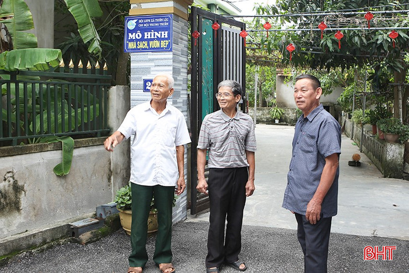 Ông Võ Văn Bảy cùng hội viên người cao tuổi thôn Trung Thiên thảo luận về các tiêu chí xây dựng khu dân cư NTM kiểu mẫu thông minh. a4.jpg