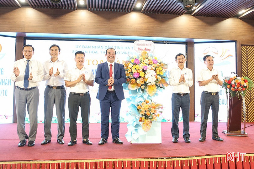 Thay mặt lãnh đạo tỉnh, Phó Chủ tịch UBND tỉnh Lê Ngọc Châu đã tặng hoa chúc mừng lãnh đạo ngành và các doanh nhân ngành VH-TT&DL nhân Ngày Doanh nhân Việt Nam 13/10. a01-5878.jpg