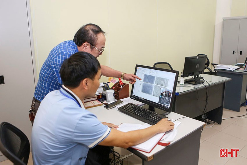 Cán bộ Bảo tàng Hà Tĩnh soát xét lựa chọn tư liệu hình ảnh chuẩn bị cho triển lãm về cuộc đời, sự nghiệp Hải Thượng Lãn Ông Lê Hữu Trác sắp tới. bqbht_br_a6.jpg