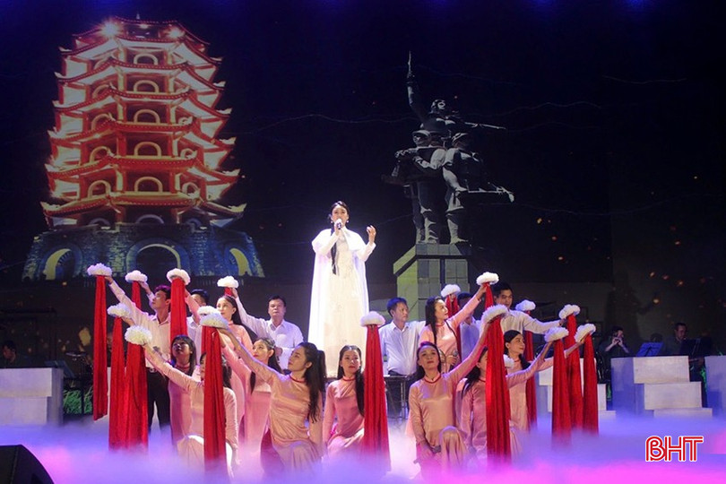 Tiết mục ca múa “Linh thiêng Đồng Lộc". a7-6888.jpg