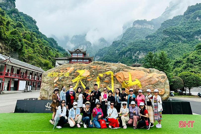 Đoàn du khách Nghệ An, Hà Tĩnh tham quan Trương Gia Giới (Hồ Nam, Trung Quốc) do Vietravel Nghệ An tổ chức dịp đầu tháng 6/2024. a3.jpg