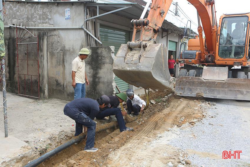Công nhân Công ty CP Xây dựng số 3 Hà Tĩnh phối hợp với đơn vị sửa chữa quốc lộ 281 di dời, lắp đặt lại hệ thống tuyến ống nằm trong mặt bằng dự án. b4.jpg