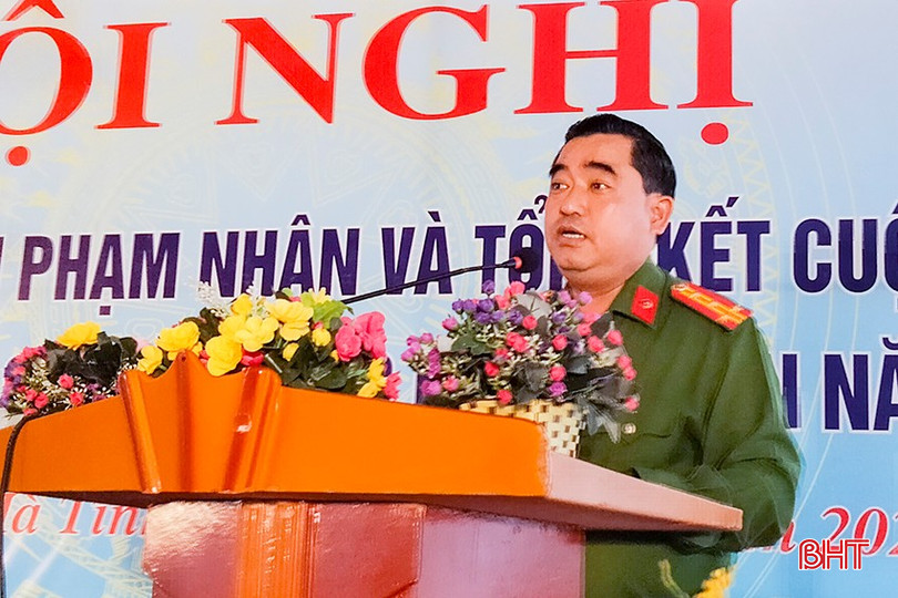Đại tá Cao Ngọc Diện - Giám thị Trại giam Xuân Hà chia sẻ quan điểm luôn hỗ trợ, tạo điều kiện để các phạm nhân chấp hành án phạt, cải tạo tốt, sớm có cơ hội hoàn lương. bqbht_br_c5.jpg