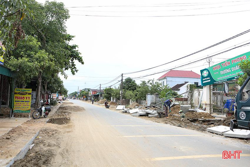 Hệ thống tuyến ống của gói thầu 2 vướng dự án sửa chữa, nâng cấp Quốc lộ 281 đoạn qua xã Bình An (Lộc Hà) khiến kế hoạch bàn giao vận hành hệ thống cấp nước sạch cho 6 xã hạ Can Lộc và Lộc Hà bị chậm. b3.jpg