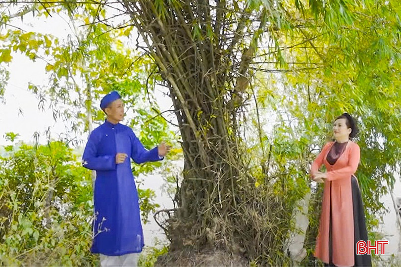 Nghệ nhân Ưu tú Trọng Tuấn và Nghệ sỹ Thái Bảo phục dựng không gian diễn xướng cổ trong một chương trình quảng bá di sản dân ca ví, giặm trên nền tảng số. bqbht_br_a1-9657.jpg
