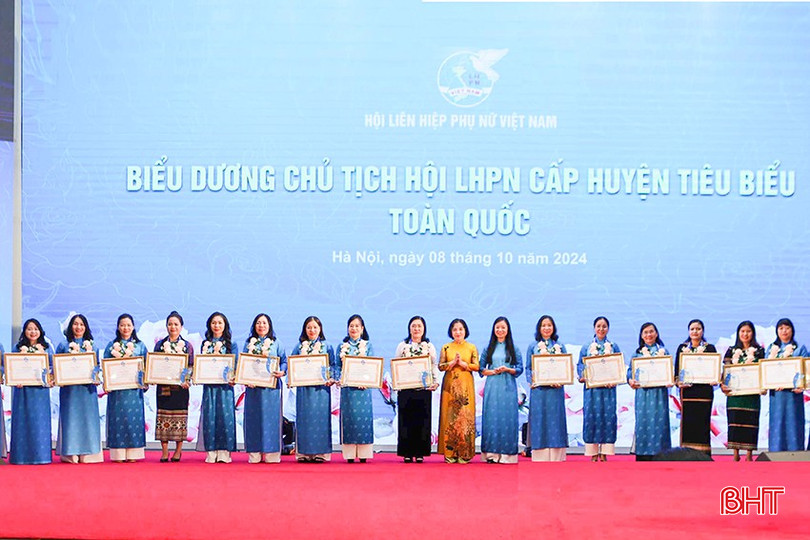 Chị Phạm Thị Thanh Minh (ngoài cùng bên trái)- Chủ tịch Hội LHPN huyện Vũ Quang và chị Trần Thị Nguyệt - Chủ tịch Hội LHPN huyện Can Lộc (thứ 2 từ trái sang) nhận a7-4882.jpg