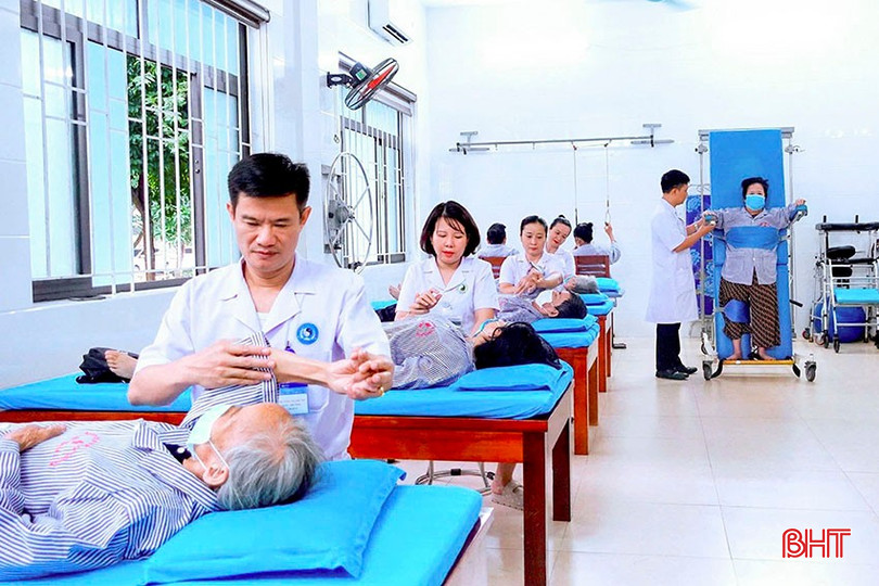 Các bác sỹ Bệnh viện YHCT Hà Tĩnh khám điều trị cho bệnh nhân tại bệnh viện. bqbht_br_a5.jpg
