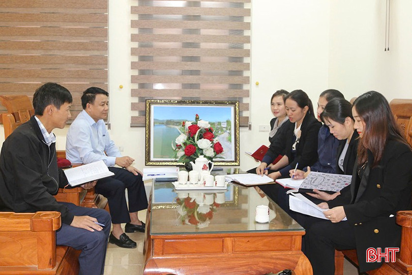 Ông Nguyễn Văn Đức cùng cán bộ các đoàn thể xã Tùng Ảnh trao đổi, thảo luận để thực hiện tốt các phong trào tại địa phương. bqbht_br_a8-33.jpg