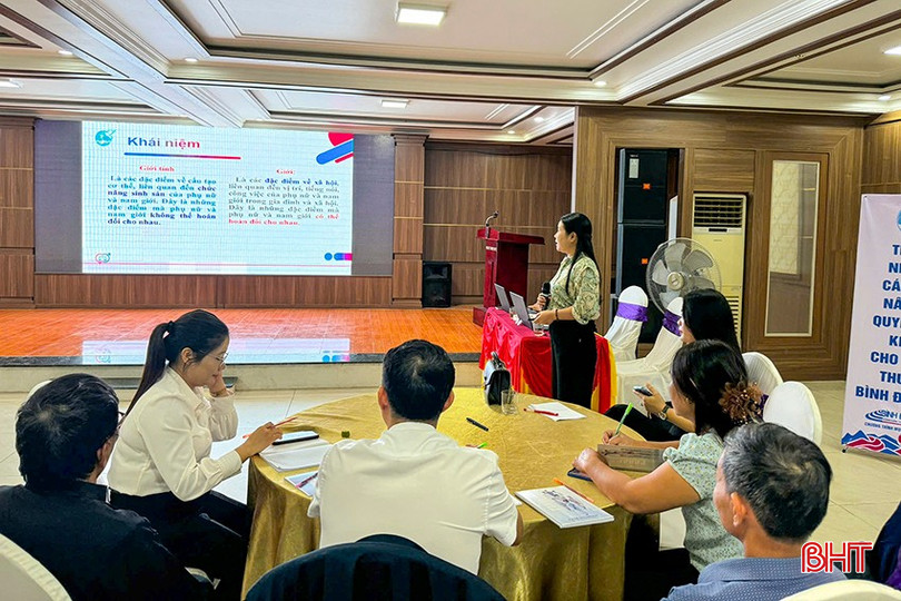 Các học viên theo dõi chuyên đề "Kiến thức chung về bình đẳng giới". a2-5809-9868.jpg