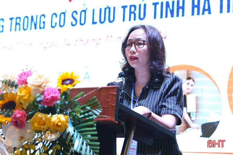 Bà Đặng Thị Thúy Hằng - Hiệu trưởng Trường Cao đẳng Nguyễn Du, Trưởng Ban giám khảo tổng kết hội thi. bqbht_br_b3.jpg