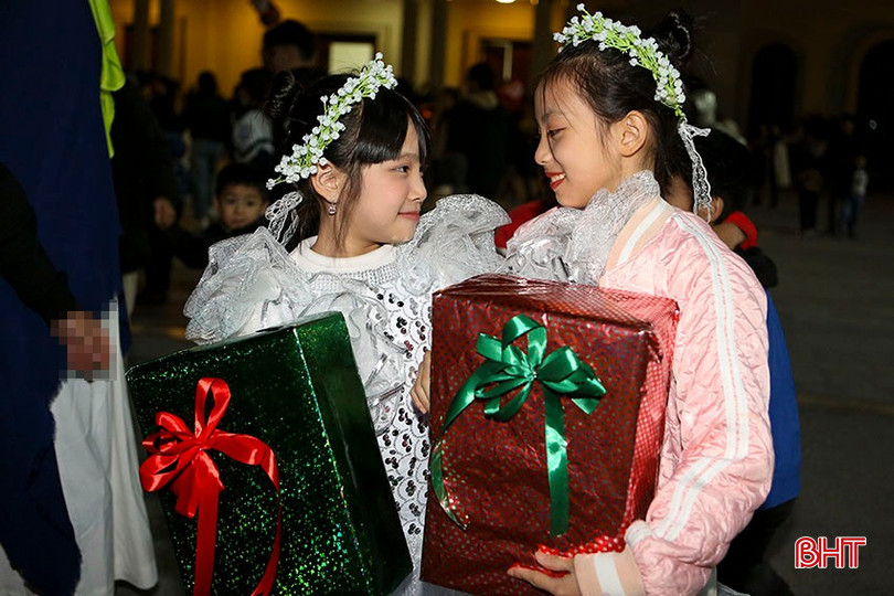 Noel là lúc trẻ em chờ đợi những món quà ý nghĩa. bqbht_br_a2-8414.jpg