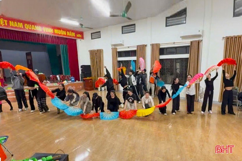 Nghệ sỹ, diễn viên Nhà hát Nghệ thuật truyền thống Hà Tĩnh hăng say tập luyện các tiết mục nghệ thuật cho chương trình "Trăm năm ngàn năm Hải Thượng Lãn Ông". bqbht_br_a3.jpg