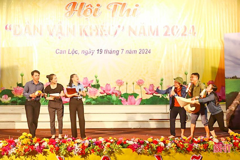 Cảnh trong tiểu phẩm "Ý Đảng hợp lòng dân" do CLB dân ca ví, giặm xã Tùng Lộc biểu diễn tại Hội thi Dân vận khéo huyện Can Lộc năm 2024. a1.jpg