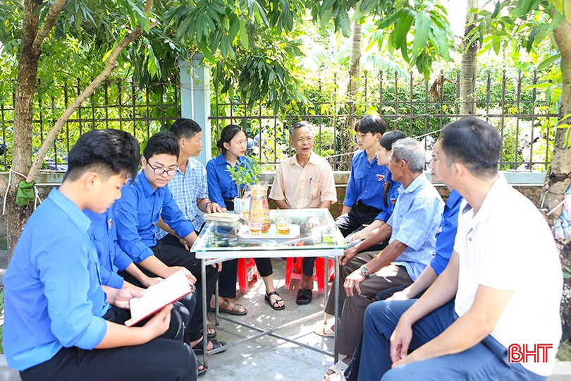 Các bạn trẻ xã Kỳ Thư (huyện Kỳ Anh) nghe các bậc cao niên ôn lại truyền thống ví giặm làng Đan Du. a5-9649-8879.jpg