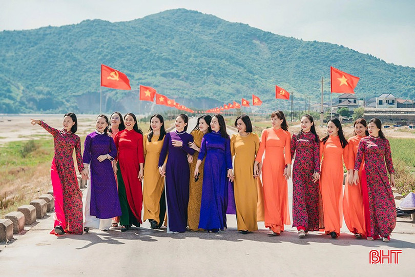 Phụ nữ Hà Tĩnh hôm nay luôn nỗ lực góp sức xây dựng quê hương ngày càng giàu đẹp. Ảnh: Phụ nữ Lộc Hà chào mừng ngày Phụ nữ Việt Nam 20/10. a0-1103.jpg