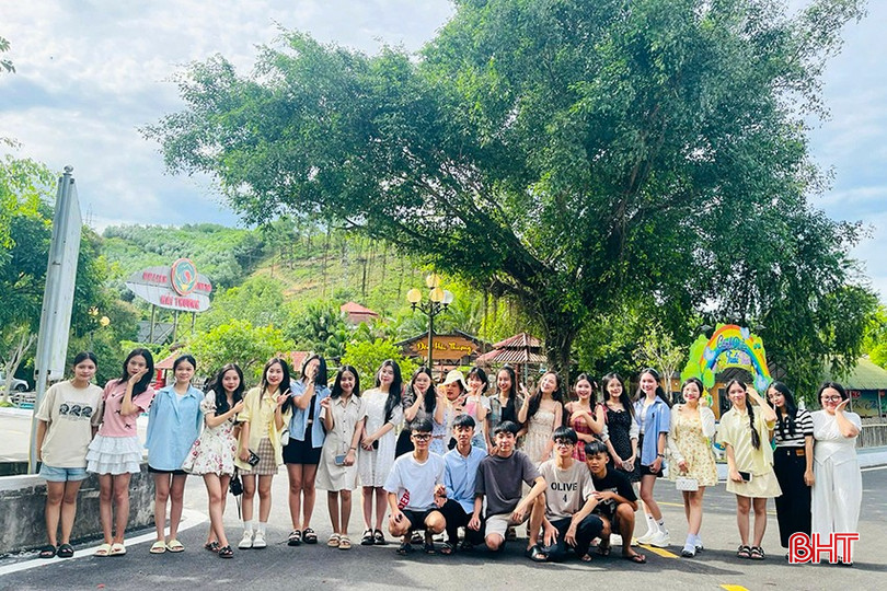 Du khách check in tại Khu du lịch văn hóa sinh thái Hải Thượng (Hương Sơn) dịp nghỉ lễ Quốc khánh 2/9 vừa qua. b2.jpg