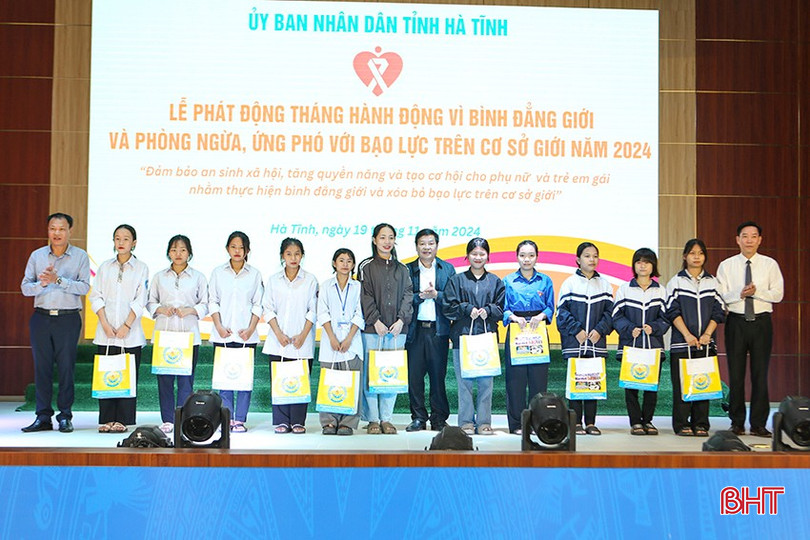 Ban Tổ chức trao 21 suất quà cho 21 nữ sinh có hoàn cảnh khó khăn đang theo học tại các trường cao đẳng, trung học nghề trên địa bàn tỉnh. bqbht_br_a4.jpg