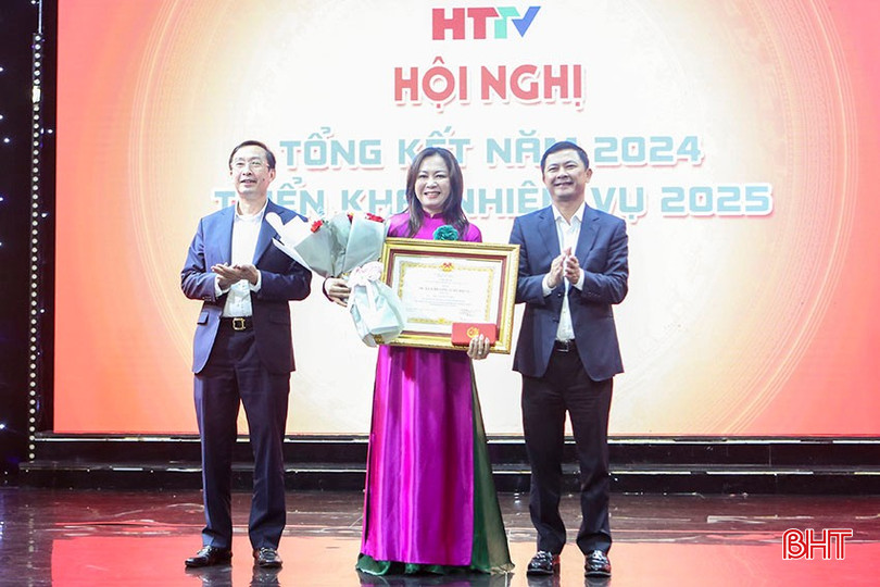 Phó Chủ tịch UBND tỉnh Lê Ngọc Châu, Giám đốc Đài PT-TH tỉnh Nghiêm Sỹ Đống trao Huân chương Lao động hạng Ba và tặng hoa chúc mừng bà Trần Thị Phương Hoa - Phó Giám đốc Đài PT-TH Hà Tĩnh. bqbht_br_b1.jpg