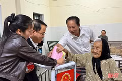 Mang hòm phiếu đến với những cử tri đặc biệt