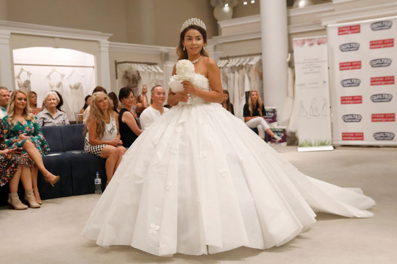 Chiếc váy cưới bằng giấy vệ sinh có giá hơn 200 triệu đồng