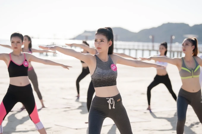 Người đẹp Hoa hậu Việt Nam diện bikini khoe dáng