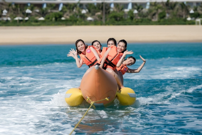 Người đẹp Hoa hậu Việt Nam diện bikini khoe dáng