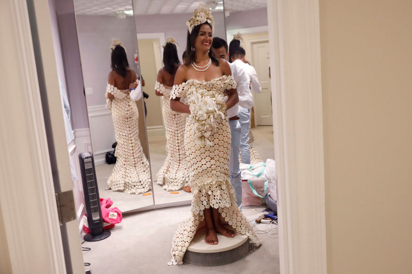 Chiếc váy cưới bằng giấy vệ sinh có giá hơn 200 triệu đồng