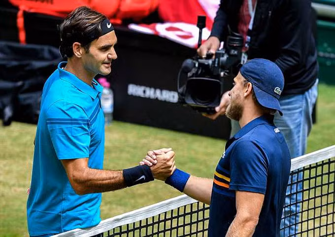 Federer chạm 1 tay vào cup vô địch Halle Open