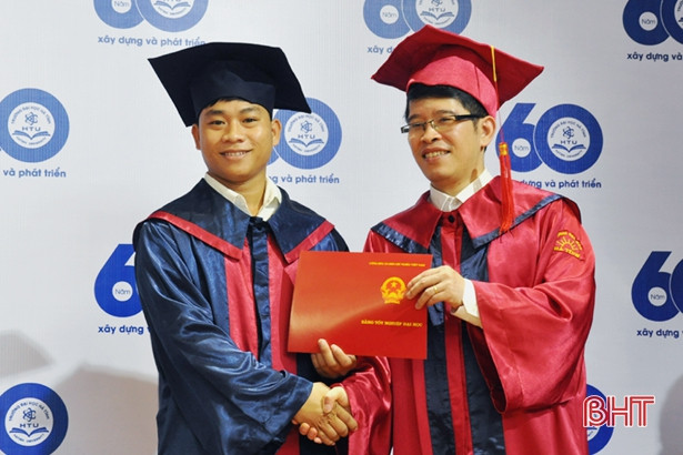 Đại học Hà Tĩnh trao bằng tốt nghiệp cho 781 sinh viên