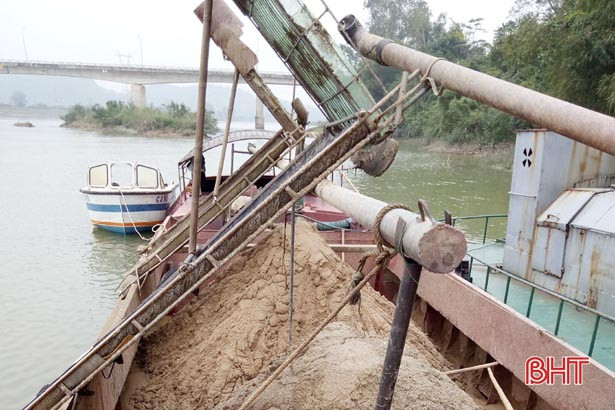 Xử lý 23 vụ, 23 đối tượng khai thác, vận chuyển cát trái phép