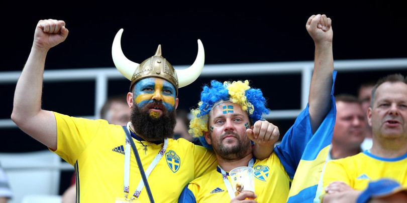 CĐV Thụy Điển uống cạn bia ở thành phố Nizhny Novgorod sau trận thắng Hàn Quốc